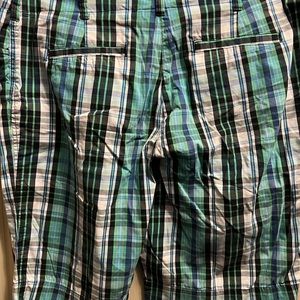 JONES, New York SZ. 12 Bermuda, blue & green plaid.